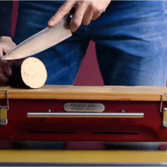Brand New Easy to Carry Barbecue + Flippable Grids & Integrated Chopping Board - Picture 6 of 6